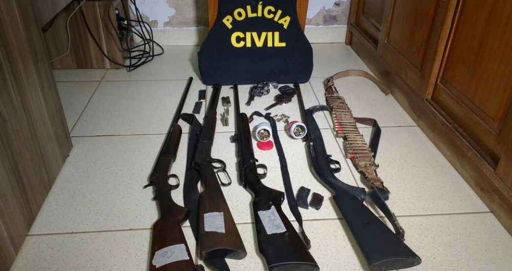 Armas foram apreendidas com fam�lia e vizinho da mulher