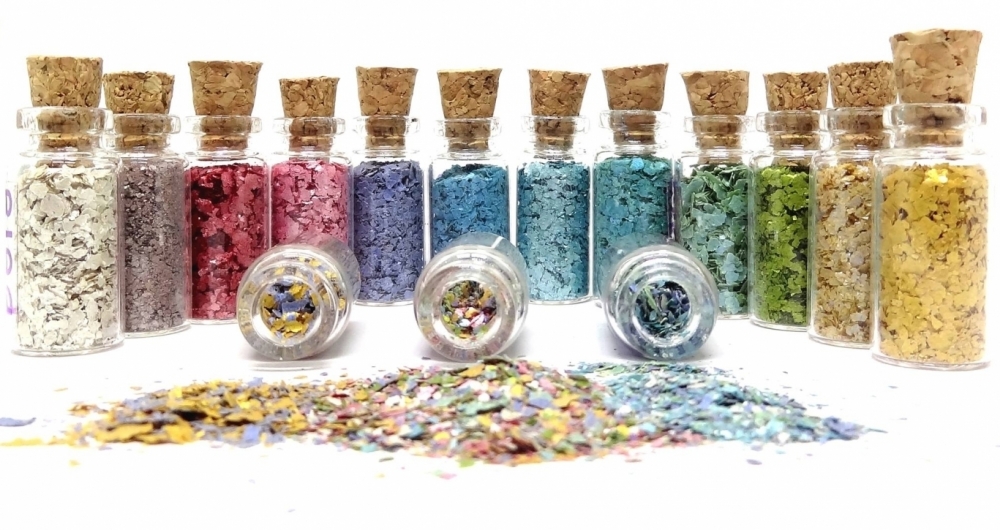 Para ter cores diferentes, a Pura BioGlitter mistura corante aliment�cio ao p� de mica