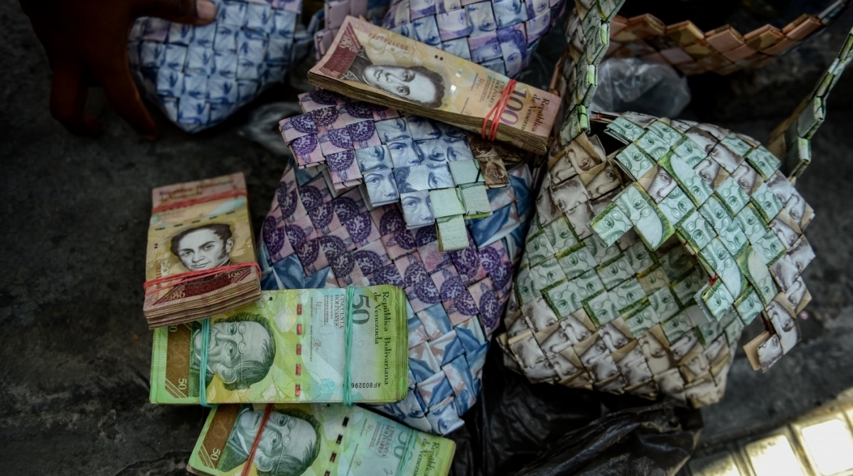 A crise econômica e a desvalorização da moeda na Venezuela levaram um artista de rua a tentar ganhar a vida usando cédulas como matéria prima para artesanato. Wilmer Rojas, 25 anos, começou com barquinhos e hoje produz carteiras e outros objetos. Nas peças ele usa até 800 cédulas que, juntas, comprariam um quilo de arroz. 