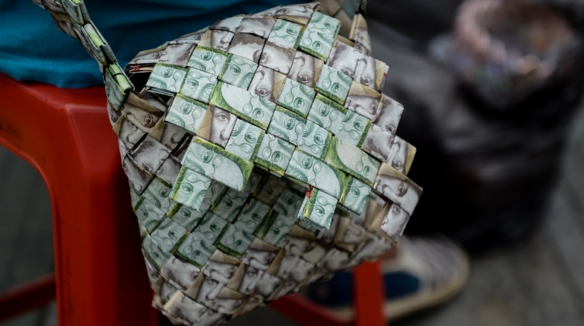 A crise econômica e a desvalorização da moeda na Venezuela levaram um artista de rua a tentar ganhar a vida usando cédulas como matéria prima para artesanato. Wilmer Rojas, 25 anos, começou com barquinhos e hoje produz carteiras e outros objetos. Nas peças ele usa até 800 cédulas que, juntas, comprariam um quilo de arroz. 