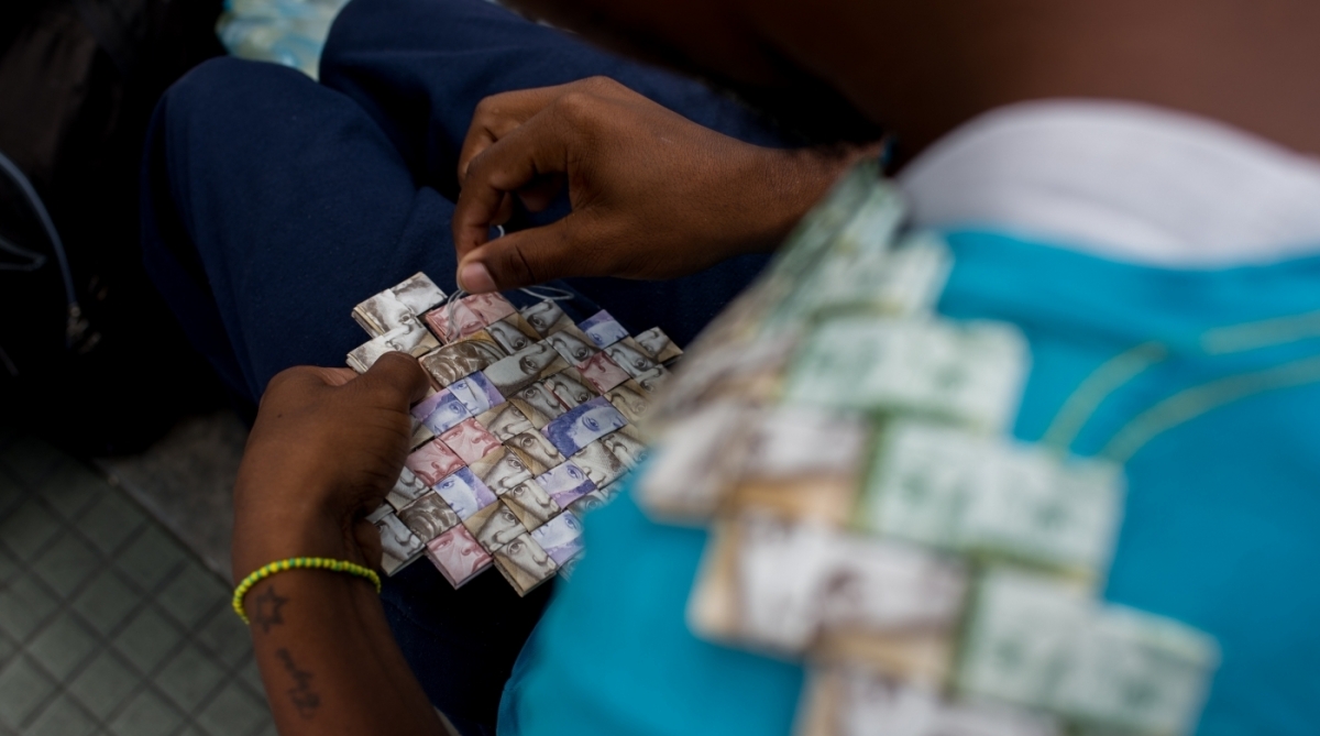 A crise econômica e a desvalorização da moeda na Venezuela levaram um artista de rua a tentar ganhar a vida usando cédulas como matéria prima para artesanato. Wilmer Rojas, 25 anos, começou com barquinhos e hoje produz carteiras e outros objetos. Nas peças ele usa até 800 cédulas que, juntas, comprariam um quilo de arroz. 