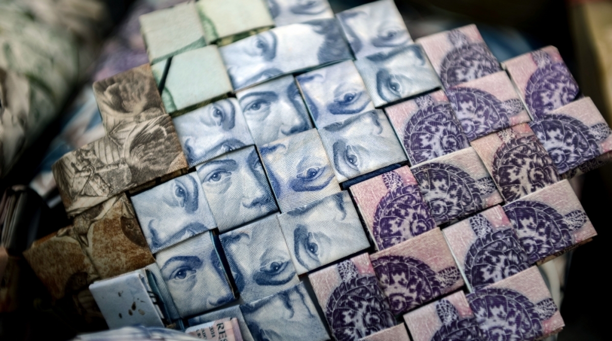 A crise econômica e a desvalorização da moeda na Venezuela levaram um artista de rua a tentar ganhar a vida usando cédulas como matéria prima para artesanato. Wilmer Rojas, 25 anos, começou com barquinhos e hoje produz carteiras e outros objetos. Nas peças ele usa até 800 cédulas que, juntas, comprariam um quilo de arroz. 