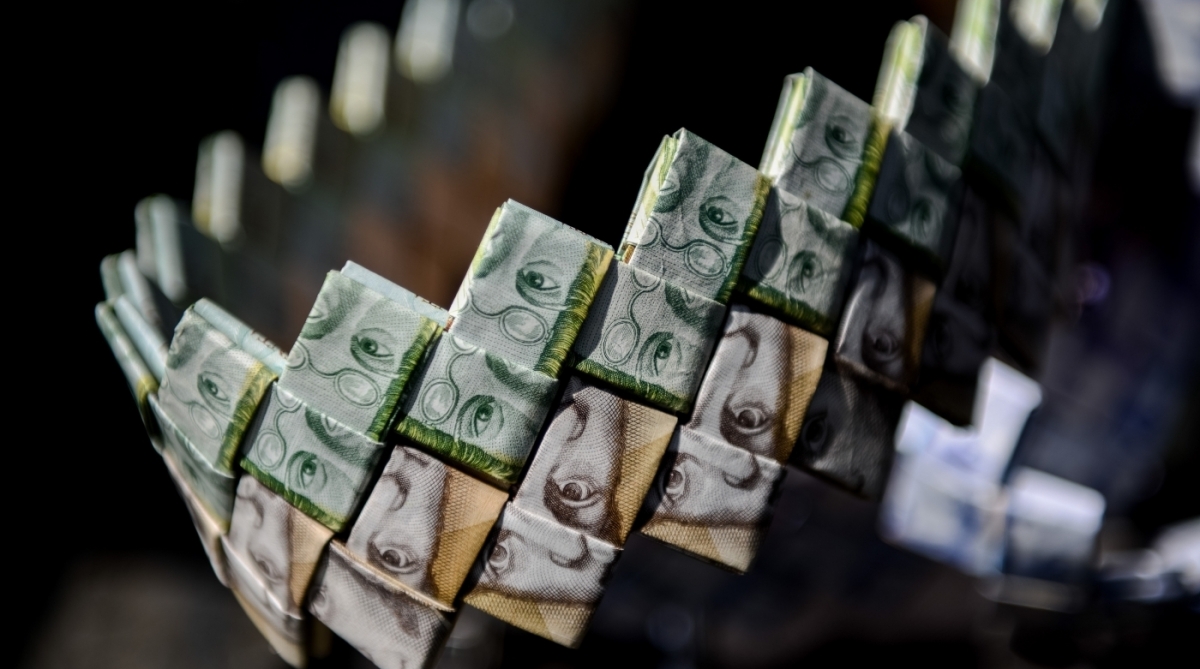 A crise econômica e a desvalorização da moeda na Venezuela levaram um artista de rua a tentar ganhar a vida usando cédulas como matéria prima para artesanato. Wilmer Rojas, 25 anos, começou com barquinhos e hoje produz carteiras e outros objetos. Nas peças ele usa até 800 cédulas que, juntas, comprariam um quilo de arroz. 