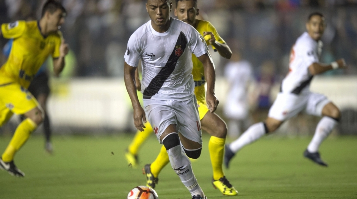 Brazil's Vasco da Gama player Evander (front) vies for the ball with Chile's Universidad Concepcion player Ronald de la Fuente during a Libertadores Cup football match at Sao Januario stadium in Rio de Janeiro, Brazil, on February 07, 2018. / AFP PHOTO / MAURO PIMENTEL