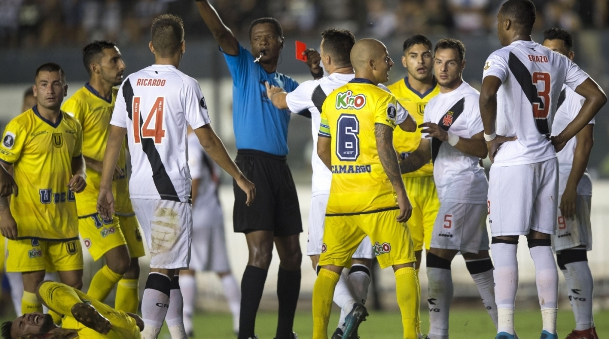Erazo foi expulso em vitória do Vasco em São Januário - AFP PHOTO / MAURO PIMENTEL