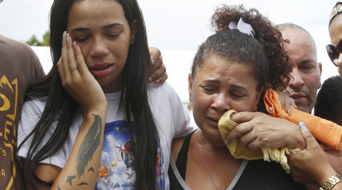 2018-02-07 - Sepultamento de Emily Sofia, de 3 anos, realizado no Cemit&eacute;rio Jardim da Saudade, em Sulacap, na Zona Oeste do Rio. A menina foi morta a tiro quando bandidos tentaram roubar o carro em que ela e os pais estavam, na madrugada da &uacute;ltima segunda feira, em Anchieta, na Zona Norte da cidade do Rio de Janeiro. na imagem, a av&oacute; e a m&atilde;e de Emilly, Maria Auxiliadora Marriel (E), acompanharam desoladas o funeral da menina. Foto de Alexandre Brum / Ag&ecirc;ncia O Dia - POLICIA CIDADE CRIME VIOL&Ecirc;NCIA INFANTIL ASSALTO CRIAN&Ccedil;A CRIMINOSOS TR&icirc;FICO DROGAS ENTERRO