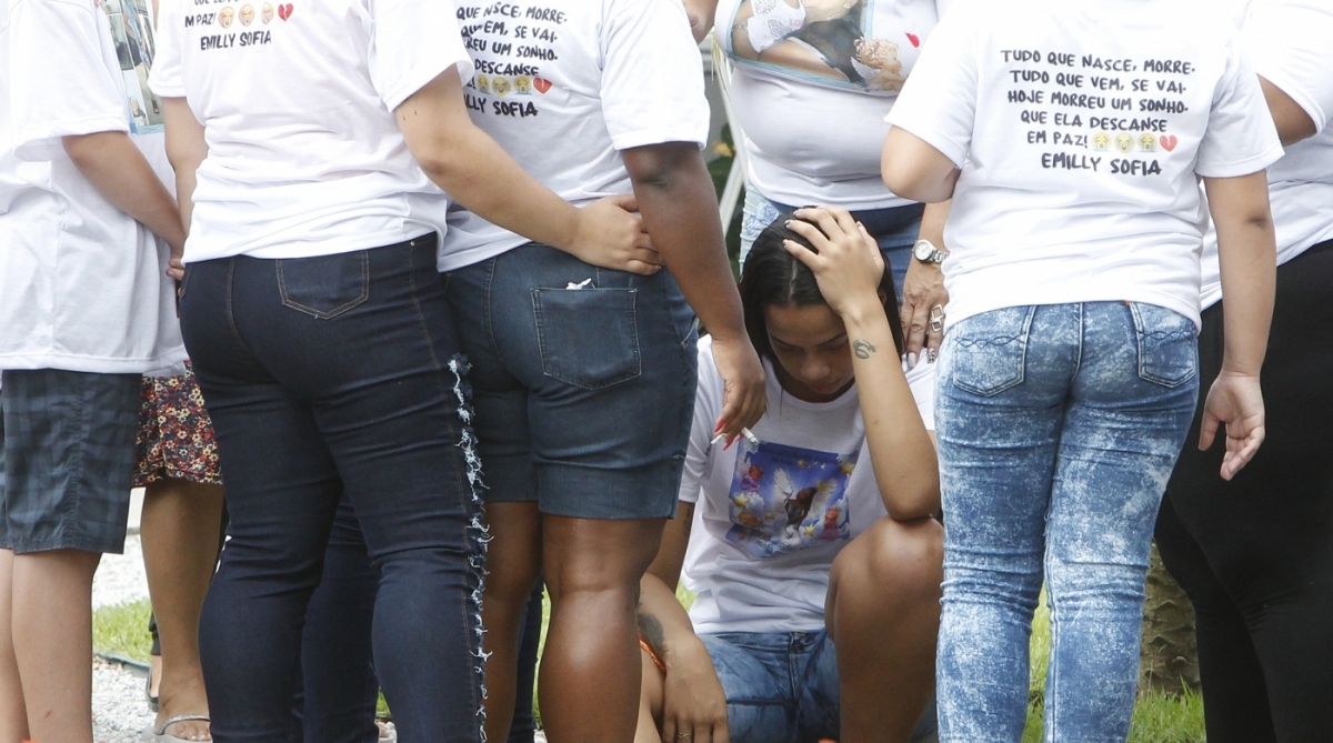 2018-02-07 - Sepultamento de Emily Sofia, de 3 anos, realizado no Cemit&eacute;rio Jardim da Saudade, em Sulacap, na Zona Oeste do Rio. A menina foi morta a tiro quando bandidos tentaram roubar o carro em que ela e os pais estavam, na madrugada da &uacute;ltima segunda feira, em Anchieta, na Zona Norte da cidade do Rio de Janeiro. na imagem, a m&atilde;e de Emilly, Maria Auxiliadora Marriel, que  acompanhou o funeral da filha desolada. Foto de Alexandre Brum / Ag&ecirc;ncia O Dia - POLICIA CIDADE CRIME VIOL&Ecirc;NCIA INFANTIL ASSALTO CRIAN&Ccedil;A CRIMINOSOS TR&icirc;FICO DROGAS ENTERRO