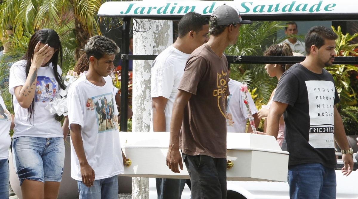 2-07-8--20 - Sepultamento de Emily Sofia, de 3 anos, realizado no Cemit&eacute;rio Jardim da Saudade, em Sulacap, na Zona Oeste do Rio. A menina foi morta a tiro quando bandidos tentaram roubar o carro em que ela e os pais estavam, na madrugada da &uacute;ltima segunda feira, em Anchieta, na Zona Norte da cidade do Rio de Janeiro. na imagem, a m&atilde;e de Emilly, Maria Auxiliadora Marriel, que  acompanhou o funeral da filha desolada. Foto de Alexandre Brum / Ag&ecirc;ncia O Dia - POLICIA CIDADE CRIME VIOL&Ecirc;NCIA INFANTIL ASSALTO CRIAN&Ccedil;A CRIMINOSOS TR&icirc;FICO DROGAS ENTERRO