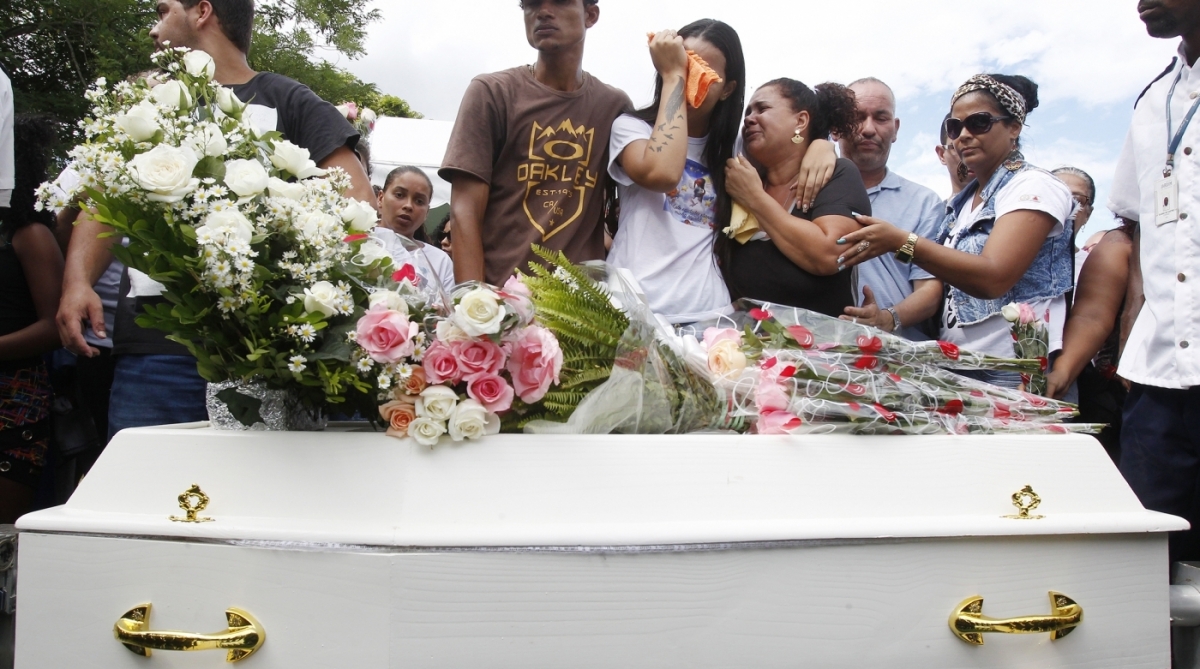 2-07-8--20 - Sepultamento de Emily Sofia, de 3 anos, realizado no Cemit&eacute;rio Jardim da Saudade, em Sulacap, na Zona Oeste do Rio. A menina foi morta a tiro quando bandidos tentaram roubar o carro em que ela e os pais estavam, na madrugada da &uacute;ltima segunda feira, em Anchieta, na Zona Norte da cidade do Rio de Janeiro. Na imagem, a m&atilde;e de Emilly, Maria Auxiliadora Marriel, que  acompanhou o funeral da filha desolada. Foto de Alexandre Brum / Ag&ecirc;ncia O Dia - POLICIA CIDADE CRIME VIOL&Ecirc;NCIA INFANTIL ASSALTO CRIAN&Ccedil;A CRIMINOSOS TR&icirc;FICO DROGAS