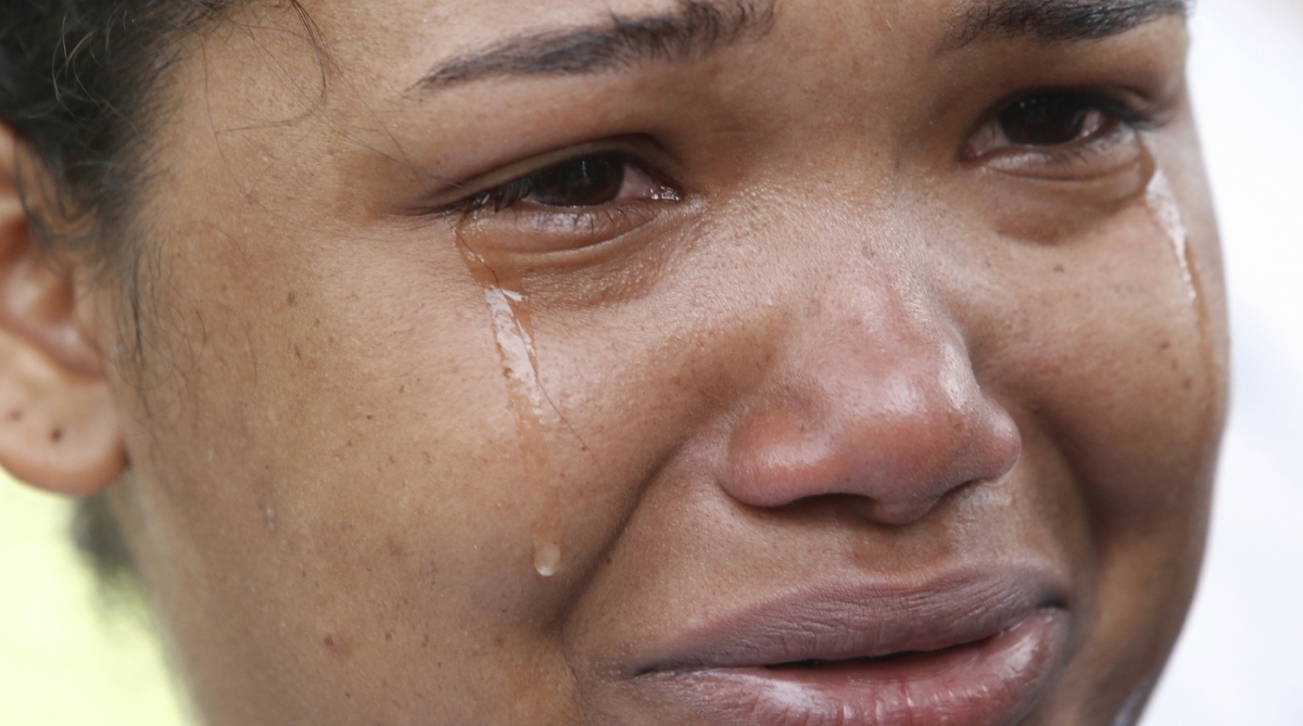 2-07-8--20 - Sepultamento de Emily Sofia, de 3 anos, realizado no Cemit&eacute;rio Jardim da Saudade, em Sulacap, na Zona Oeste do Rio. A menina foi morta a tiro quando bandidos tentaram roubar o carro em que ela e os pais estavam, na madrugada da &uacute;ltima segunda feira, em Anchieta, na Zona Norte da cidade do Rio de Janeiro. Na imagem, a uma das tias de Emilly acompanhou o funeral da filha desolada. Foto de Alexandre Brum / Ag&ecirc;ncia O Dia - POLICIA CIDADE CRIME VIOL&Ecirc;NCIA INFANTIL ASSALTO CRIAN&Ccedil;A CRIMINOSOS TR&icirc;FICO DROGAS