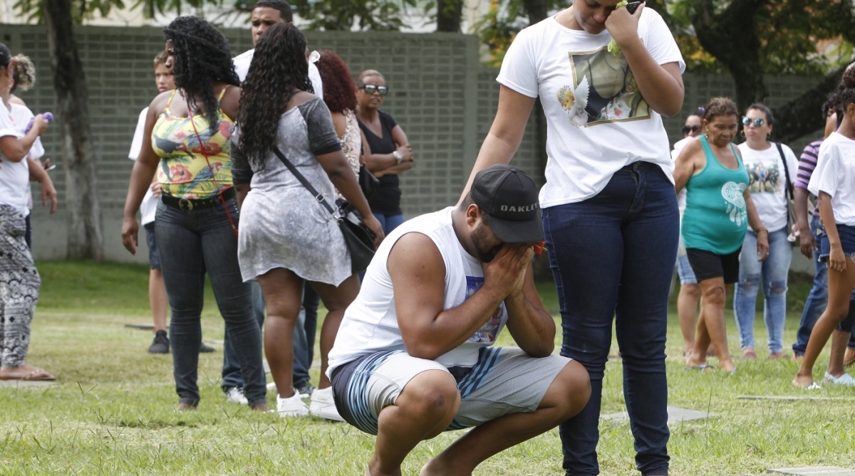 2018-02-07 - Sepultamento de Emily Sofia, de 3 anos, realizado no Cemit&eacute;rio Jardim da Saudade, em Sulacap, na Zona Oeste do Rio. A menina foi morta a tiro quando bandidos tentaram roubar o carro em que ela e os pais estavam, na madrugada da &uacute;ltima segunda feira, em Anchieta, na Zona Norte da cidade do Rio de Janeiro. Na imagem, um familiar de Emilly, chora durante o funeral da filha desolada. Foto de Alexandre Brum / Ag&ecirc;ncia O Dia - POLICIA CIDADE CRIME VIOL&Ecirc;NCIA INFANTIL ASSALTO CRIAN&Ccedil;A CRIMINOSOS TR&icirc;FICO DROGAS