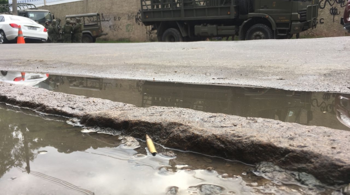 Marcas da viol&ecirc;ncia: militares do Ex&eacute;rcito patrulham na Cidade de Deus e no ch&atilde;o proj&eacute;teis dos confrontos que atingem a comunidade nos &uacute;ltimos dias