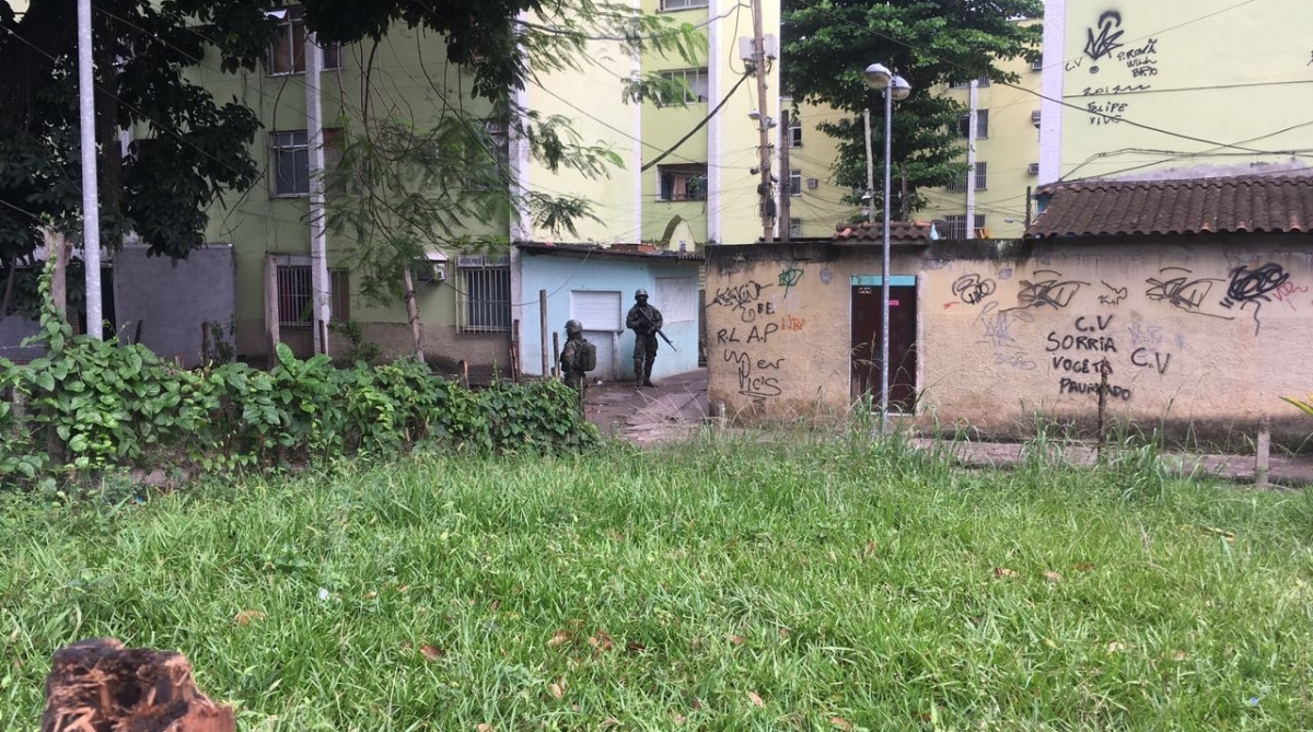 Militares durante patrulhamento na Cidade de Deus