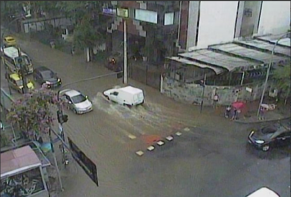 Rua Marqu�s de Olinda, altura da Rua Muniz Barreto, alagada ap�s chuva