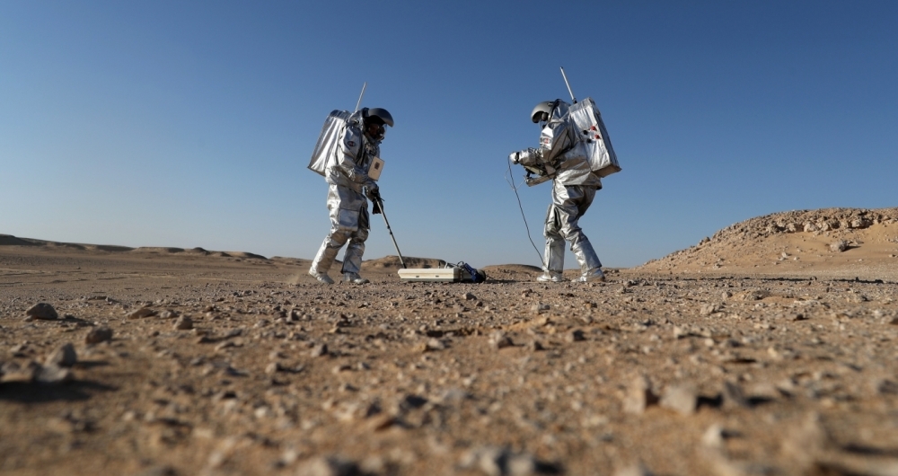 Volunt�rios usando trajes espaciais se estabeleceram esta semana no deserto de Om� para realizar pesquisas e simula��es das condi��es de vida no Planeta Marte.