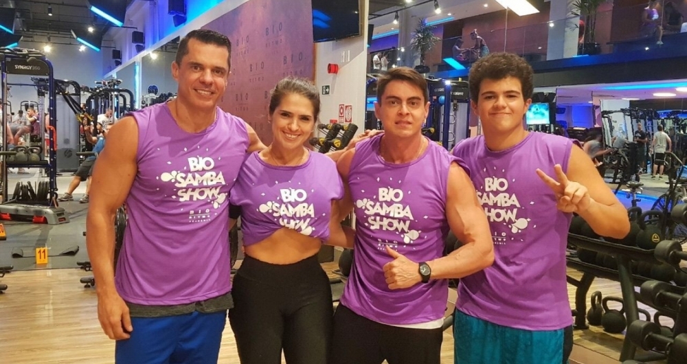 F�tima Montenegro e Gabriel Montenegro - ambos no ar em 'Tempo de Amar', de Alcides Nogueira - est�o se preparando para o Carnaval. M�e e filho fazem aulas de muscula��o e samba no p� na academia Bio Ritmo. Entre uma aula e outra, eles acabaram esbarrando com atores Israel Linhares e Ricardo Leal, do espet�culo teatral 'Terapia do Riso'. Claro que o encontro rendeu boas risadas e uma foto!