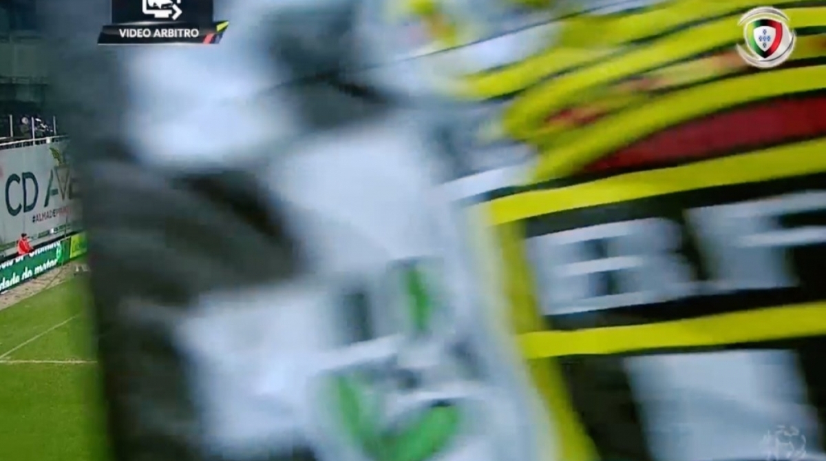 Bandeirão passa na frente da câmera