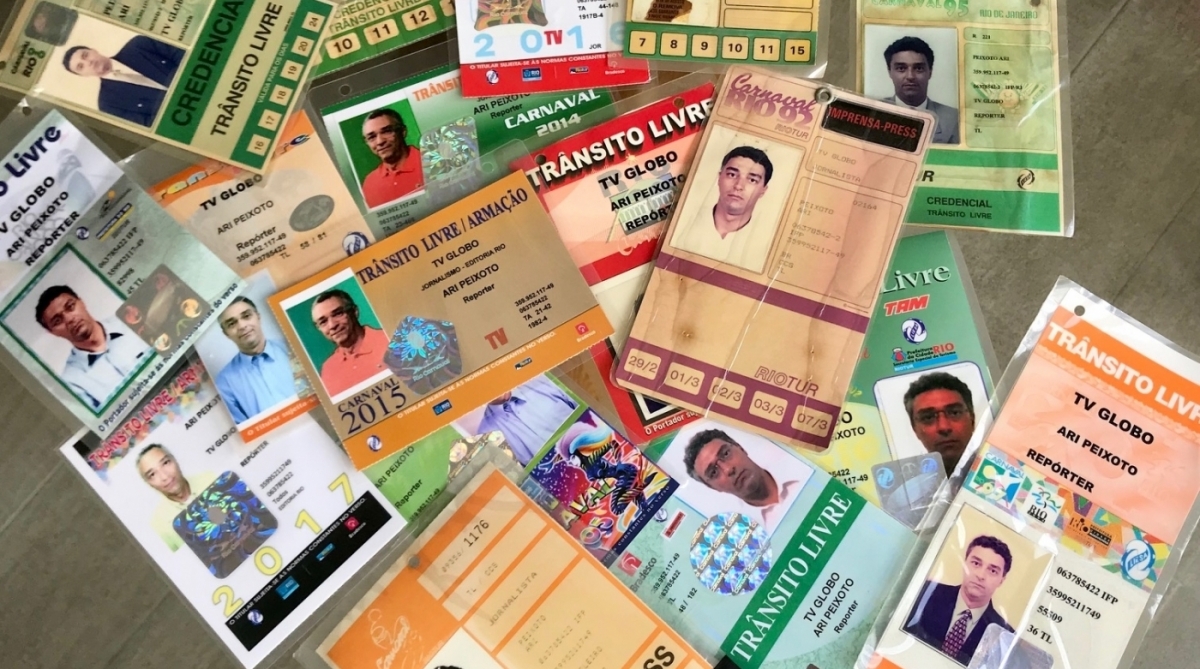 Algumas das credenciais de Ari Peixoto ao longo dos anos de cobertura dos desfiles das escolas de samba