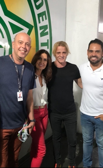 F�tima Bernardes e Alex Escobar visitaram o barrac�o  da Mocidade Independente de Padre Miguel para conhecer os detalhes do desfile para transmiss�o da Rede Globo. Foram recebidos pelo carnavalesco Alexandre Louzada e pelo pesquisador respons�vel pela defesa do enredo, o professor Andr� Luis. A Mocidade � a s�tima escola a desfilar no domingo de carnaval com o enredo sobre a �ndia: 