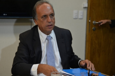 Pezão sai em busca de investimentos