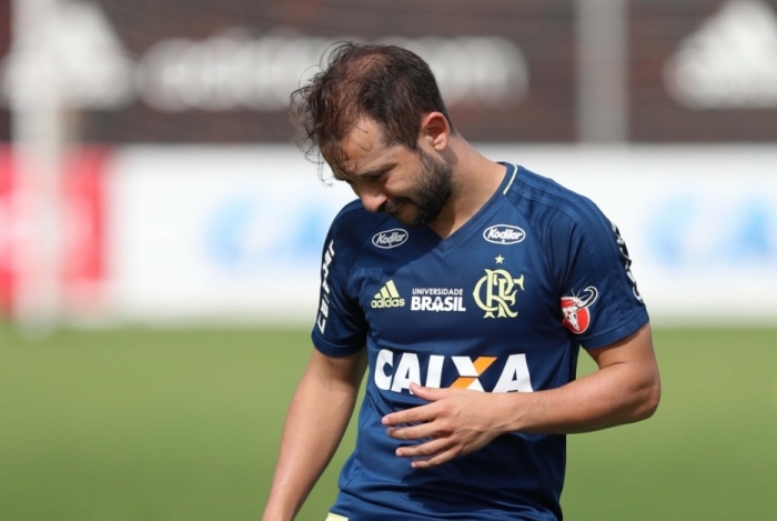 Everton Ribeiro reclamou muito do juiz