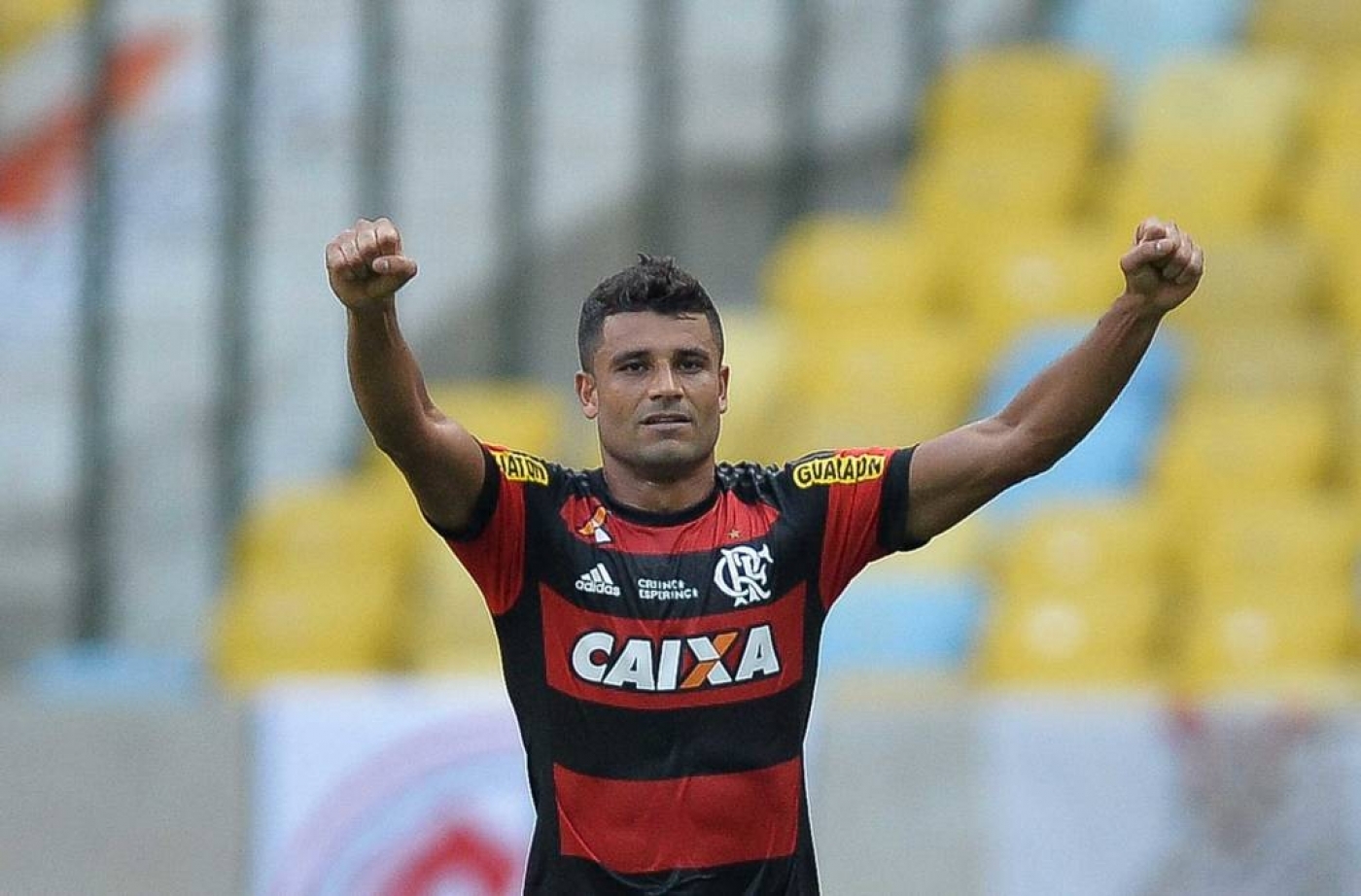 Torcedores se revoltam ap&oacute;s Ederson entrar na Justi&ccedil;a contra o Flamengo