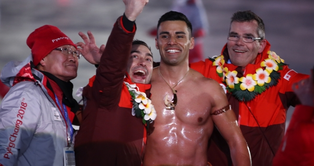 Pita Taufatofua desfila na cerimnia de abertura