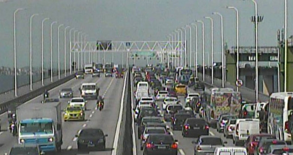 Motoristas enfrentam lentidão na Ponte Rio-Niterói