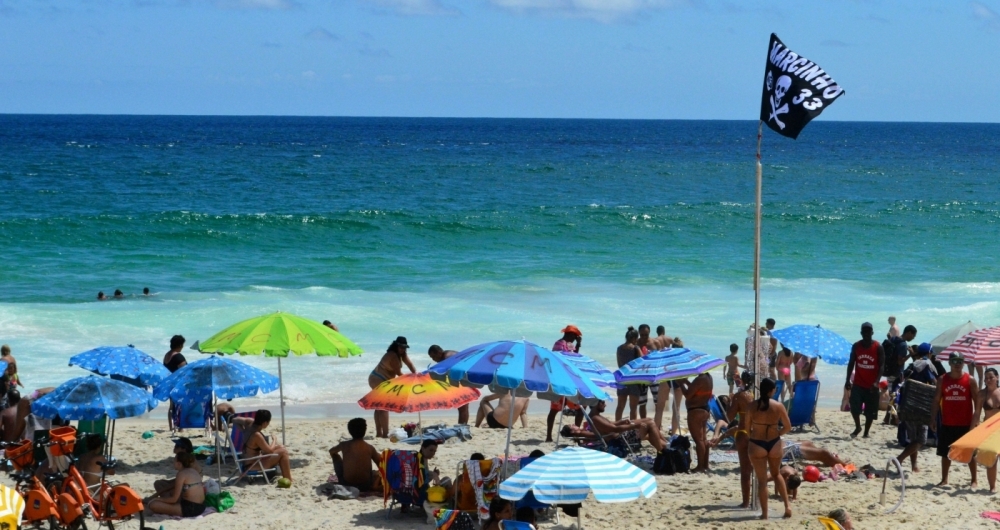 09/02/2018 - AG�NCIA DE NOT�CIA - PARCEIRO - Movimenta��o na Praia de Ipanema, Zona Sul do Rio, nesta sexta-feira de sol forte e calor na cidade