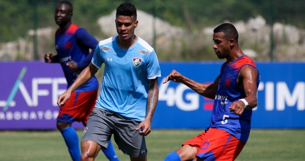 Comprado em definitivo, Richard aperta a marca��o no jogo-treino com o Bonsucesso: 
Fluminense 6 a 1
