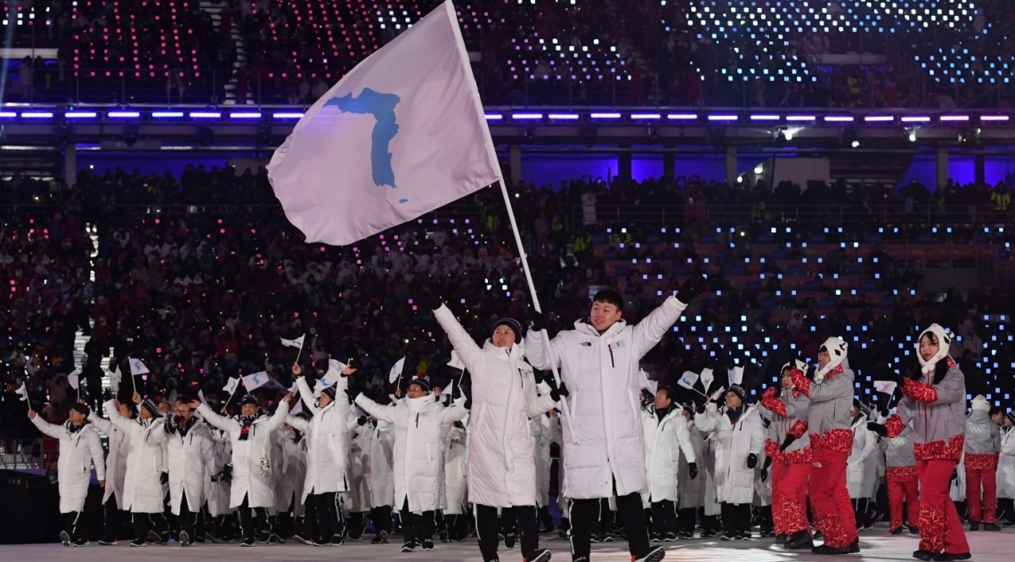 Coreias desfilaram sob uma �nica bandeira. Abaixo, a norte-coreana Kim Yo Jong cumprimenta o presidente sul-coreano Moon Jae-in