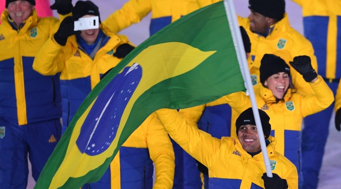 Edson Bindilatti foi o porta-bandeira da delega��o do Brasil