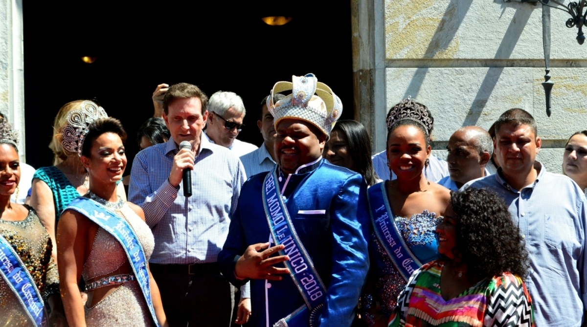 2018-02-09 - AG&Ecirc;NCIA DE NOT&icirc;CIA - PARCEIRO - Prefeito do Rio, Marcelo Crivella, participa da cerim&ocirc;nia da entrega da chave da cidade para o Rei Momo, no Pal&aacute;cio da Cidade, em Botafogo, Zona Sul do Rio