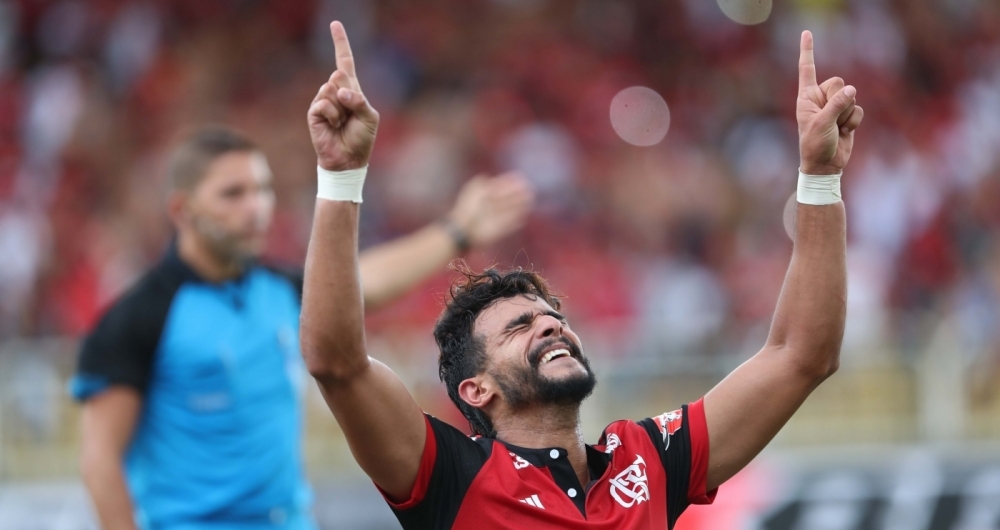 Estreia com o p� direito: Dourado comemora o primeiro gol com a camisa do Flamengo