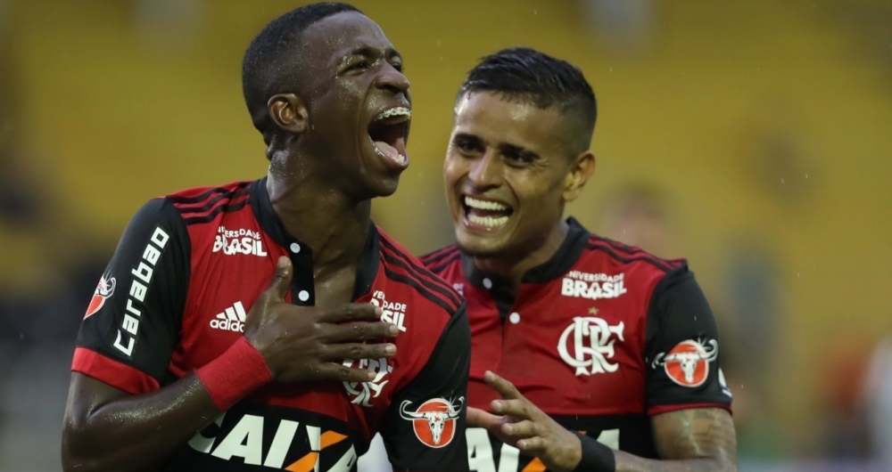 Vinicius Júnior e Everton comemoram o terceiro gol do Flamengo contra o Botafogo, em Volta Redonda