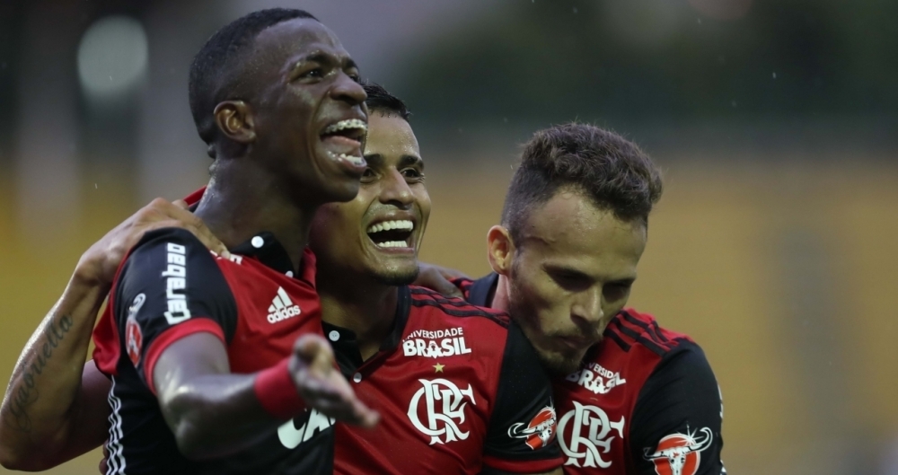 Vinicius Júnior e Everton comemoram o terceiro gol do Flamengo, na vitória sobre o Botafogo, em Volta Redonda