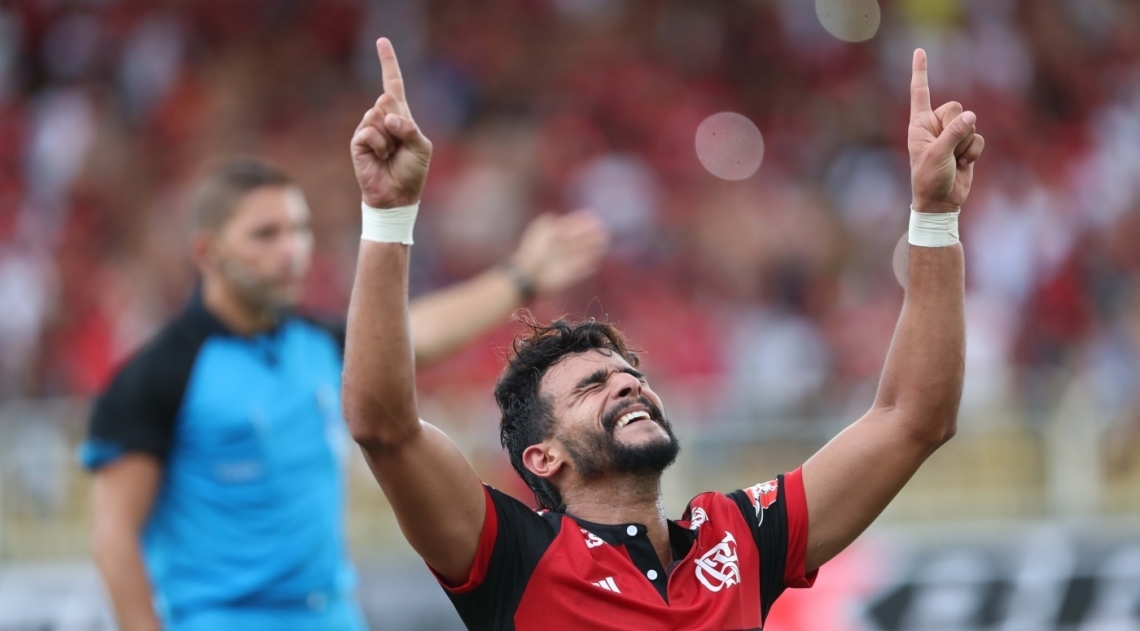 Estreia com o p� direito: Dourado comemora o primeiro gol com a camisa do Flamengo