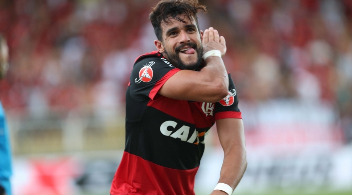 Henrique Dourado, do Flamengo, comemora após marcar gol em partida contra o Botafogo