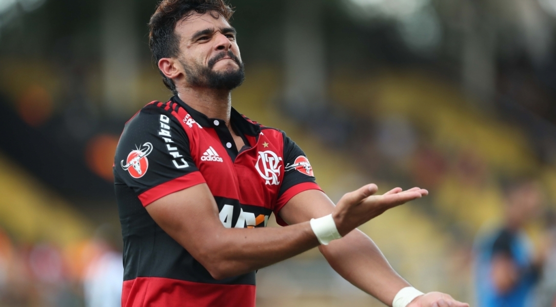 Henrique Dourado, do Flamengo, comemora após marcar gol em partida contra o Botafogo