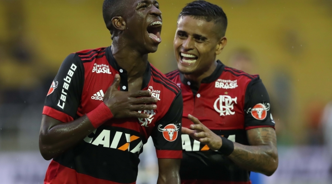 Vinicius Júnior e Everton comemoram o terceiro gol do Flamengo contra o Botafogo, em Volta Redonda