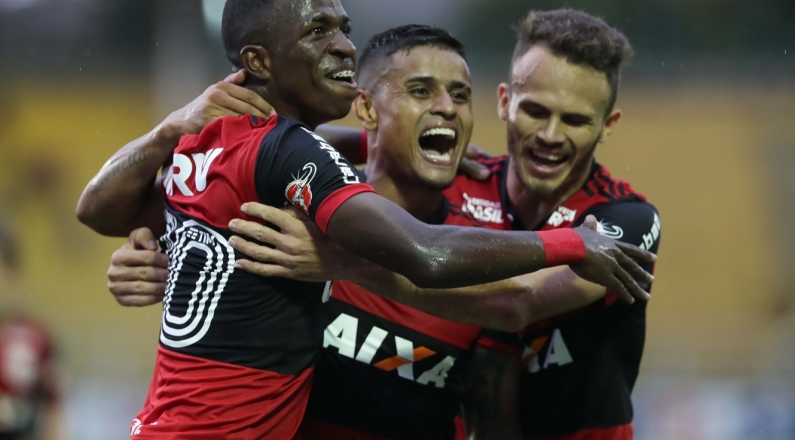 Everton, do Flamengo, comemora após marcar gol em partida contra o Botafogo