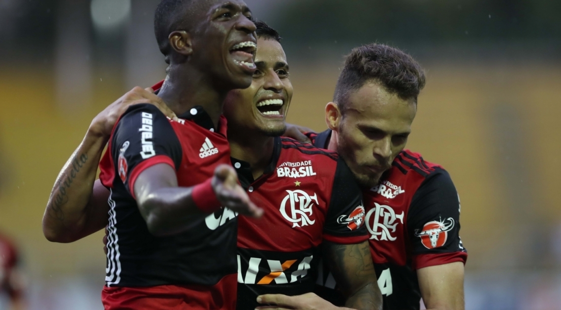 Vinicius J�nior e Everton comemoram o terceiro gol do Flamengo, na vit�ria sobre o Botafogo, em Volta Redonda