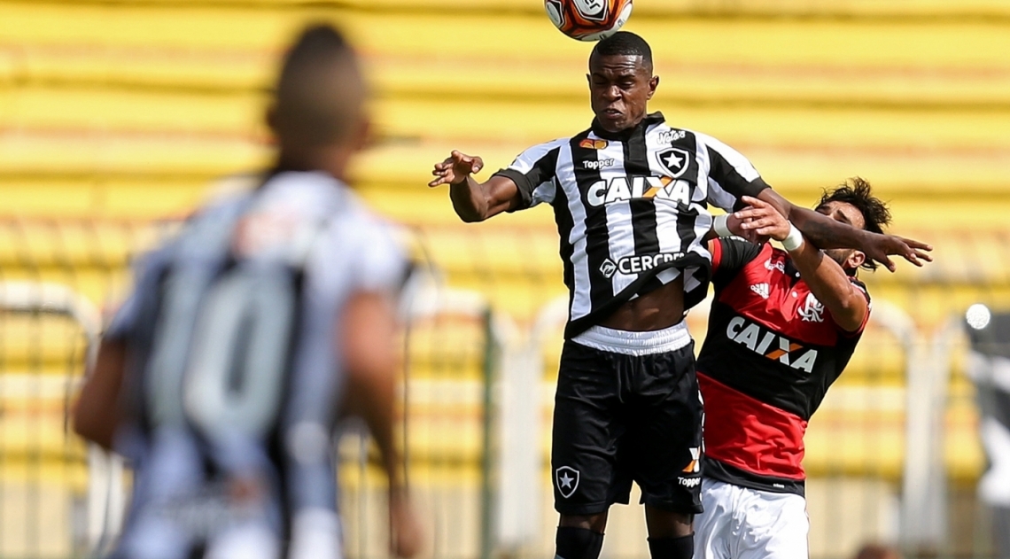 Marcelo ganha a jogada pelo alto: zagueiro sofreu muito com o ataque rubro-negro