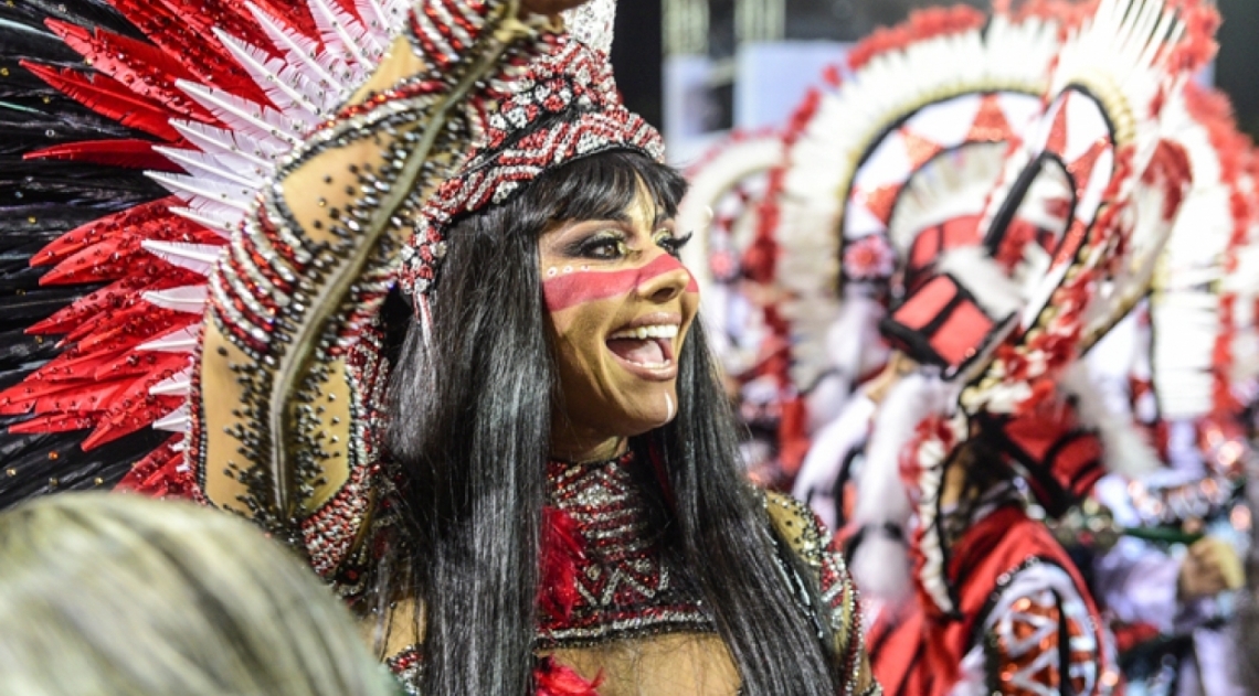 Viviane Ara�jo brilha como rainha de bateria da Mancha Verde, em S�o Paulo