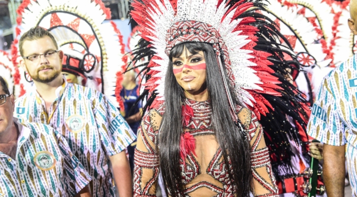 Viviane Ara�jo brilha como rainha de bateria da Mancha Verde, em S�o Paulo