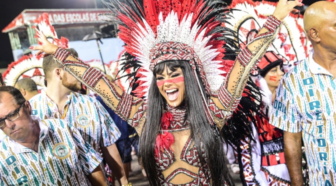 Viviane Ara�jo brilha como rainha de bateria da Mancha Verde, em S�o Paulo