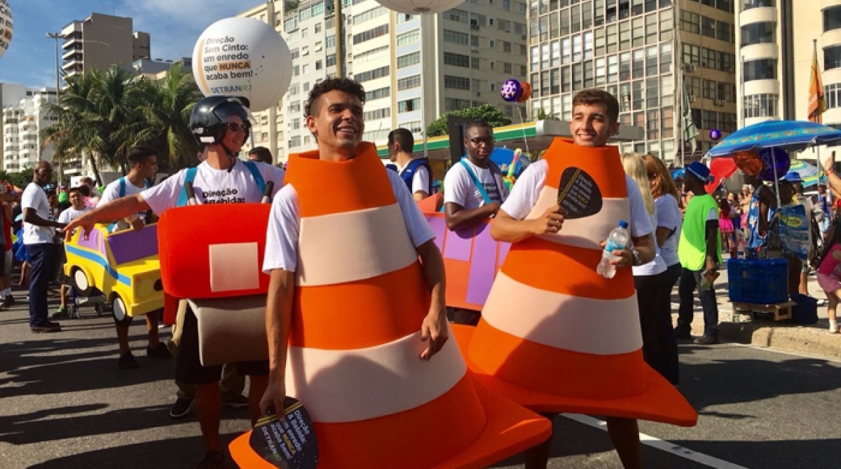 Detran invade blocos do Carnaval para conscientizar foliões
