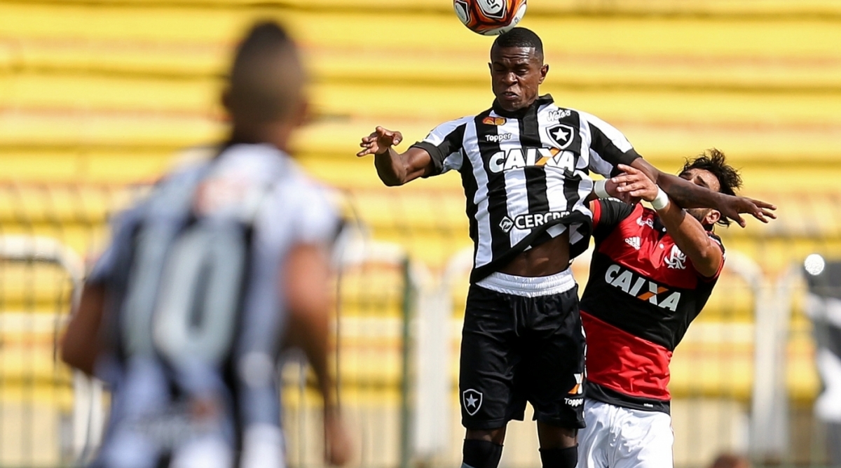 Marcelo ganha a jogada pelo alto: zagueiro sofreu muito com o ataque rubro-negro