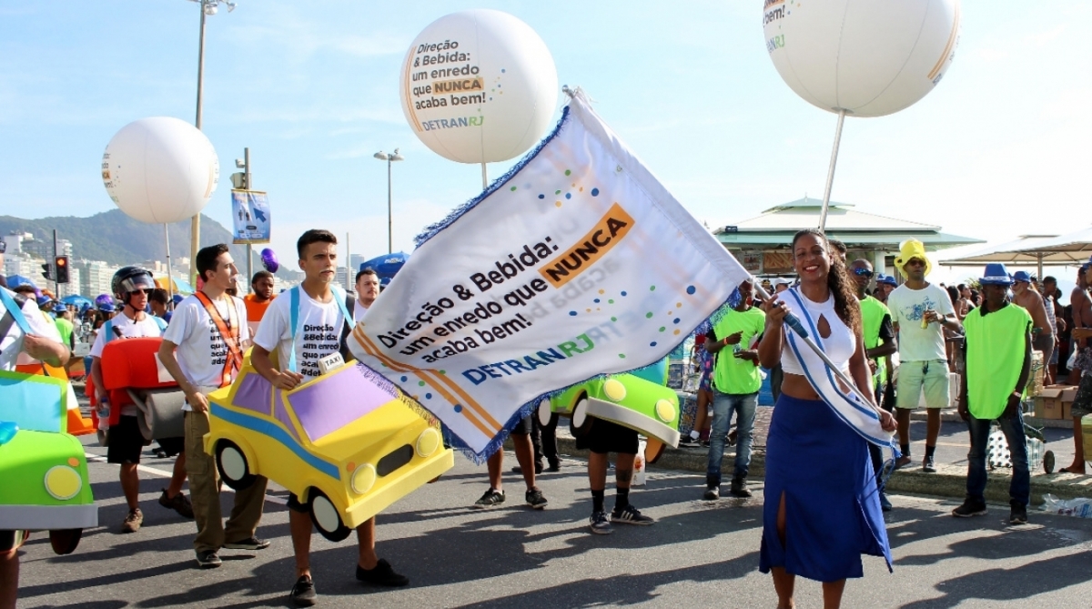 bloco do detran invade o carnaval de rua para conscientizar os foliões