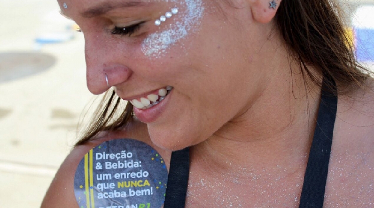 Detran invade blocos para conscientizar foliões